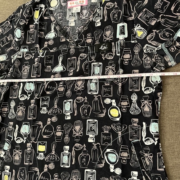 💰3 items for $25 🏷 Koi by Kathy Peterson Perfume Bottles Scrub Top sz Small - Picture 8 of 9